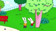 Mit einem langen Stock versuchen Simon (r.) und Ferdinand (l.) das Spielzeug-Ufo vom Baum zu angeln.