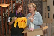 Helga (Ulrike Mai, r.) holt f&uuml;r Yvonne (B&auml;rbel Schleker, l.) eine Kiste mit Babysachen von Lisa aus dem Keller und schwelgt in Erinnerungen.