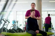 Bewegungs-Doc Christian Sturm untersucht Student Finn. Muskelverspannungen führen bei ihm zu Spannungskopfschmerzen.