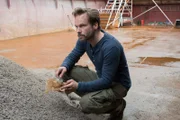 Hat eine Spur: Detektiv Leo (Wanja Mues) nimmt eine Probe des Bodenaushubs.