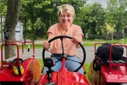 Rund um den Diemelsee wartet eine Überraschung auf Sabine Heinrich: Alexander erwartet sie mit einem Oldtimer-Trecker und Sabine Heinrich fährt mit ihm weiter auf ihrer Reise an der Grenze von NRW entlang.