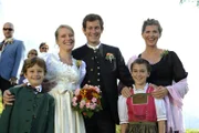 Fröhliche Hochzeitsgesellschaft: Emilie (Stefanie von Poser, 2.v.l.) und Stefan (Stefan Murr, M.) mit ihren Kindern Lukas (Dustin Raschdorf, l.) und Hanna (Stefanie Robotka, 2.v.r.) sowie ihrer Freundin Bea (Paula Paul, r.).