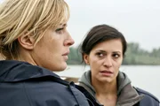 "Soko Donau", "Verrat." Betroffen beobachten unsere SOKO Helden gemeinsam mit zwei Kollegen aus Graz, wie eine an einem Verladekran gefesselte Leiche aus dem Wasser gezogen wird. Bei dem Opfer handelt es sich um einen verdeckten Ermittler der Steirer, der einer Falschgeldbande auf der Spur war. Gemeinsam mit ihren steirischen Kollegen Sterkl und Caro Geiger müssen Dirnberger und sein Team nun nicht nur einen Mordfall lösen, sondern sich auch um einen großangelegten Geldschmuggel kümmern. Im Bild (v.li.): Lilian Klebow (Penny Lanz), Doris Golpashin (Caro Geiger).