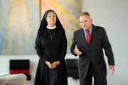 Die Mutter Oberin (Gaby Dohm) möchte nicht, dass Wöller (Fritz Wepper) ihren Wahlkampf unterstützt.