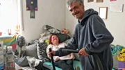 Carmen kann es kaum glauben: Nach ihrer OP brilliert Dieter in seiner neuen Rolle als Hausmann..