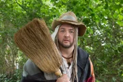 David Paschulke (Daniel Zillmann) ist zu allem bereit, um den hämmernden Specht in der Nachbarschaft zu vertreiben. Doch der ist hartnäckig.