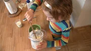 Wie man zu Hause selbst Butter herstellen kann, zeigt Jesse.