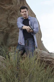 Als am Fundort der Leiche pl&ouml;tzlich eine Frau mit einem Gewehr auftaucht und sie bedroht, zieht Booth (David Boreanaz) seine Waffe.