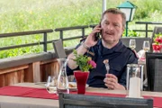 Böse Nachricht beim Mittagessen für Kroisleitner (Ferry Öllinger): Der Chef kehrt von einem gefährlichen Einsatz nicht zurück.
