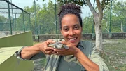 Tierreporterin Pia mit einem Baby der Nördlichen-Batagur-Schildkröte
