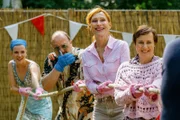 Auf dem Campingfest kämpfen zwei Gruppen um den Sieg beim Seilziehen. Zur Abwechslung ziehen Gundula (Andrea Sawatzki, 2.v.r.) und Rose (Eva Löbau, r.) mal an einem Strick.