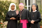Der Bischof hat Gerüchte über eine Klosterbrauerei gehört (v.li.: Denise M’Baye, Horst Sachtleben, Karin Gregorek).