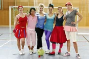 Doreen (Alexandra Seefisch, 3.v.l.) hat ein Frauen-Team auf die Beine gestellt und fordert die Herren zum Duell beim Soccercup heraus ...