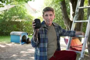 Dem hämmernden Specht auf der Spur: Gelingt es Fritz Fuchs (Guido Hammesfahr), mit einer Wildkamera Bilder von seinem seltenen und lauten Nachbarn aufzunehmen?