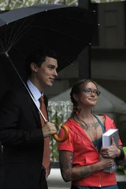 Tory Payne (Kaylee DeFer, re.) und Sweets (John Francis Daley)