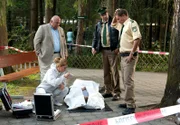 Mord im Wolfratshauser Märchenwald - von links: Franz Perniker (Wolfgang Müller), der Chef des Märchenwaldes, Pathologin Dr. Anja Licht (Karin Thaler), Johannes Staller (Helmfried von Lüttichau) und Franz Hubert (Christian Tramitz) nehmen die Leiche in Augenschein.