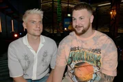 Moritz (Lennart Borchert, l.) und Jonas (Felix van Deventer) wollen sich den Sommer nicht von der Liebe vermiesen lassen.
