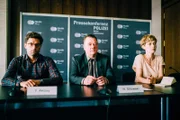 Henry Silowski (Peter Kurth, M.) und seine Kollegen Yanik Akbay (Timur Isik, l.) und Anne Liebig (Katharina Schlothauer) stellen sich im Fall Menken den Fragen der Presse.