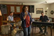Eva Lorenz (Eva Mattes) hat ihre Leidenschaft für die Musik wiederentdeckt und mit ihrem ehemaligen Drummer Olli (Uwe Bohm, l.) und dem Antiquitätenhändler Anselm Dobler (Heio von Stetten) eine Band gegründet.