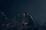 Der Fremde (Jamie Dornan) steht nach ungewollter Einnahme eines LSD-Cocktails ziemlich neben sich, was der Situation im Outback nicht gerade förderlich ist.