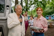 Statt einer Auszeit im Hotel genießt Gundula (Andrea Sawatzki, r.) mit Gerald (Axel Milberg, l.) ein romantisches Zusammensein auf dem Campingplatz. Hadi (Stephan Grossmann, 2.v.l.) und Rose (Eva Löbau, 2.v.r.) beobachten die beiden. Dass die ganze Familie nachgereist ist, hat noch nicht zum Eklat geführt.