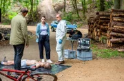 Das Team der Kripo Lübeck (v.li.: Sven Martinek, Julia E. Lenska und Christoph Tomanek) ist im Zweifel: Hat sich der junge André Hansen (Dominikus Weileder, liegend) die tödlichen Verletzungen wirklich bei einem Sturz von seinem Fahrrad zugezogen?
