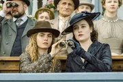 Sisi (Dominique Devenport, r.) engagiert ihre Halbschwester und ehemalige Stallmeisterin Linda (Eli Riccardi, l.) als Reittrainerin. Gemeinsam besuchen sie ein Pferderennen von Sisis Konkurrenten Georg Basselet von La Rosée.