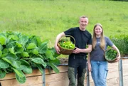 In der ersten "Land & lecker"-Reise geht es ganz tief in den Osten von NRW, ins Dorf Pömbsen. Hier steht der Hof von Michael Peine. 2010 hat er ihn von seinen Eltern übernommen und mit neuen Ideen für frischen Schwung gesorgt. - Michael Peine (l) mit seiner Nichte Mia