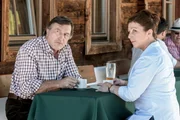 Sepp Lenz (Johann Schuler), Valerie Taler (Bettina Redlich).