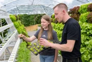 In der ersten "Land & lecker"-Reise geht es ganz tief in den Osten von NRW, ins Dorf Pömbsen. Hier steht der Hof von Michael Peine. 2010 hat er ihn von seinen Eltern übernommen und mit neuen Ideen für frischen Schwung gesorgt. - Michael Peine (r) mit seiner Nichte Mia