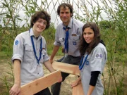 Nach dem riesigen Baumhaus-Projekt vor zwei Jahren plant Christian (M.) mit seinen Pfadfindern Jan und Laura ein neues Vorhaben: eine Hütte aus Weiden, die nur aus Bambusstäben und den Pflanzen selbst besteht.