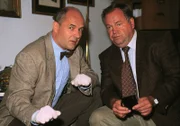 Dr. Duhler (Klaus Schindler, l.) und Kriminalhauptkommissar Stefan Kehler (Wolfgang Bathke) unterhalten sich über die Todesursache des Ermordeten.
