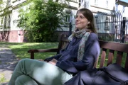Zwar wusste Karin (34) nach ihrer Diagnose, dass sie Autistin ist, doch lange Zeit lebte sie nicht entsprechend ihrer Bedürfnisse. Statt auf sich selbst zu achten, überschritt sie immer wieder ihre Grenzen.