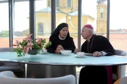 Die Oberin ist besorgt. Schwester Theodora liegt in den Umfragen vorn (v.li.: Gaby Dohm, Horst Sachtleben).