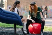 L-R: Eva Jade Halford als Stephanie Pearce, Natasha Lyonne als Charlie Cale