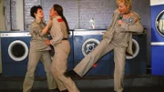 Die Vattke Schwestern Mareike (Sanna Englund, re) und Martina (Judith Sehrbrock, li.) sehen in Walter (Katy Karrenbauer) diejenige, die ihren Fluchtplan verraten hat. Sie rächen sich fürchterlich.