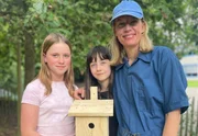 Antonia Coenen (r.) von den Berliner Spatzenrettern fertigt mit Schülerinnen der Gesamtschule Pulheim Nistkästen für Gebäudebrüter.