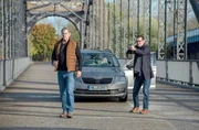 Können Finn (Sven Martinek, l.) und Lars (Ingo Naujoks, r.) die Situation auf der Autobrücke entschärfen?