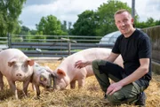 WDR Fernsehen LAND UND LECKER - WER KOCHT DAS BESTE LANDMENÜ?, "Folge 1: Borstenvieh und Hühnermodels", am Montag (25.08.25) um 20:15 Uhr. In der ersten "Land & lecker"-Reise geht es ganz tief in den Osten von NRW, ins Dorf Pömbsen. Hier steht der Hof von Michael Peine. 2010 hat er ihn von seinen Eltern übernommen und mit neuen Ideen für frischen Schwung gesorgt. Neben der Schweinezucht gehören heute 200 Hühner zum Hof.