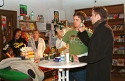 Da staunen Yvonne (Bärbel Schleker, l.) und Helga (Ulrike Mai, 2.v.l.) nicht schlecht: Timo (Matthias Dietrich, 2.v.r.) und Max (Alexander Sternberg, r.) lassen es sich - gegen die Erkältung - schmecken ...