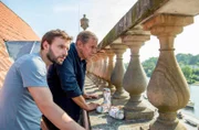Gregor (Jonas Minthe, l.) und Finn (Sven Martinek, r.) möchten herausfinden, was von der Dachterrasse aus zu sehen ist.