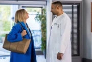 Dr. Matteo Moreau (Mike Adler, r.) hat die renommierte Neurochirurgin Dr. Franziska Ruhland (Gunda Ebert) ins Johannes-Thal-Klinikum gerufen. Wie kann Sie Ihrem Kollegium helfen?