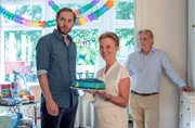 Familie Fellner (v.li.: Wolf Danny Homann, Jessica Kosmalla und Max Herbrechter) wollen den Geburtstag von Baby Ben feiern.