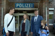 Kommissarin Linett Wachow (Stefanie Stappenbeck, 2.v.l.) kontaktiert einen Kinderpsychologen, Dennis Bodowski (Tilman Strauß, l.), der sich um den verstörten Finn Kubsch (Maaris Wemann, r.) kümmert.
