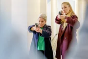 Oberst Henriette Wolf (Brigitte Kren, l.) und Gruppeninspektorin Penny Lanz (Lilian Klebow, r.) haben verdächtige Geräusche in der Wohnung des toten Bela Toratsch gehört.