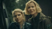 Karina Szabo (Lara Mandoki, r.) und Saskia Bergelt (Teresa Weißbach, l.) vernehmen gemeinsam einen Verdächtigen.