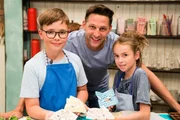Die Kochkids Julian und Ilian mit Alexander Kumptner.