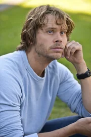 Gemeinsam mit Kensi untersucht Deeks (Eric Christian Olsen) undercover den Mord an einem Obdachlosen, einem früheren Marine und CIA Agenten.
