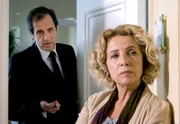 Lena Kalbach (Michaela May) hat Dr. Kästles (Helmfried von Lüttichau) großes Geheimnis herausgefunden.