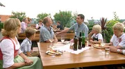 Harry Prünster in der Buschenschank Frühwirth in Klöch, Steiermark.